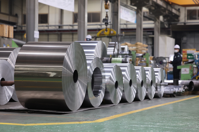 공장에 놓은 알루미늄 제품들 <연합뉴스>